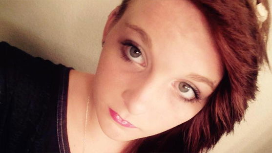 Junge kippt Mädchen Superkleber in die Haare