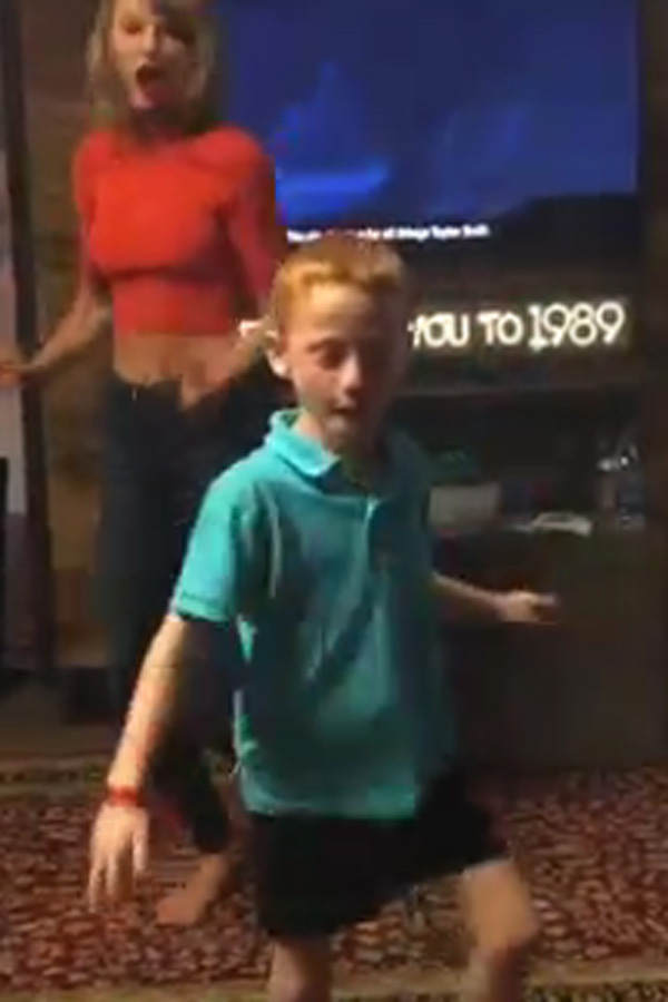 Taylor Swift tanzt "Shake It Off" mit Fan