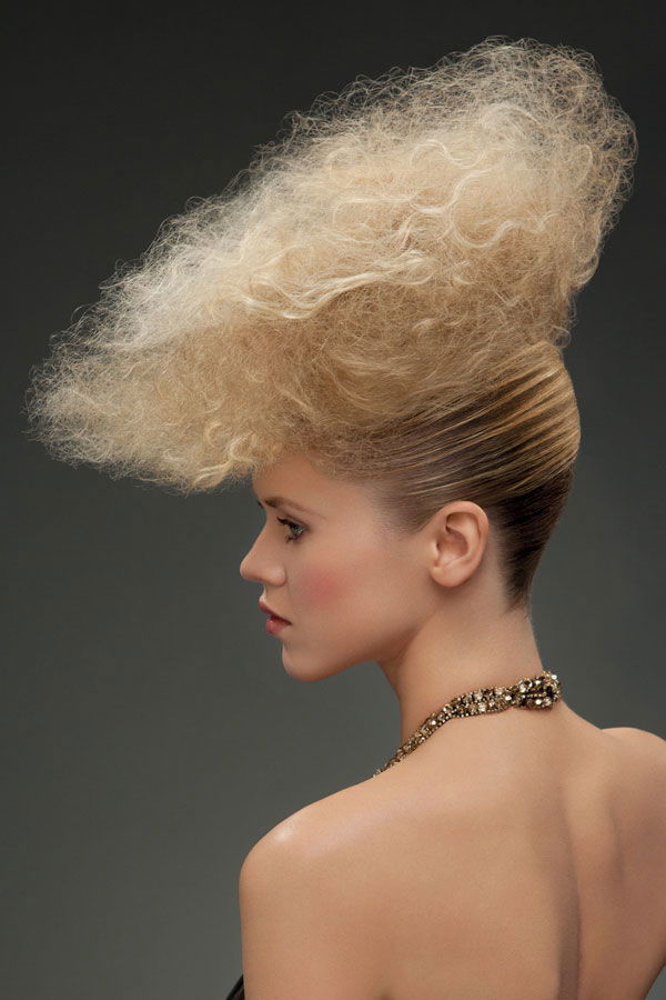 Blonde Haare mit Vogelnest