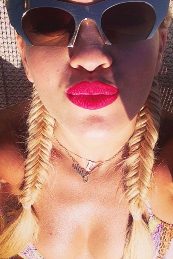 Rita Ora mit Fischgräten-Zöpfen