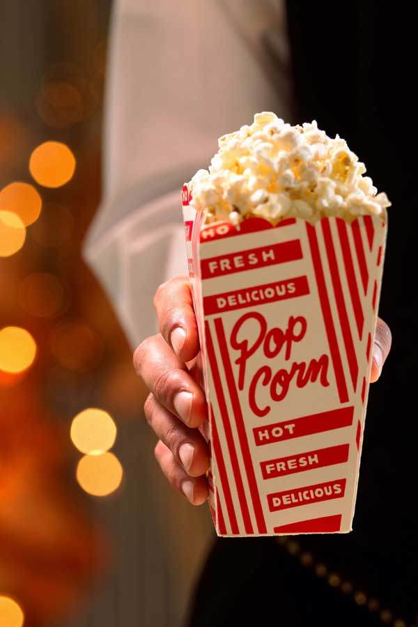 Lad' sie ins Kino ein