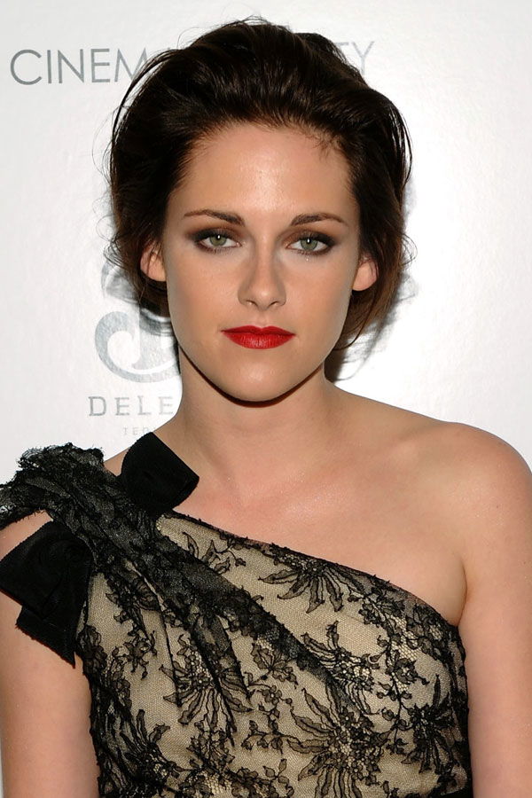 Kristen Stewart mit Haaren in dunkelbraun
