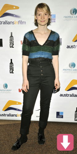 Mia Wasikowska mit Hose und T-Shirt