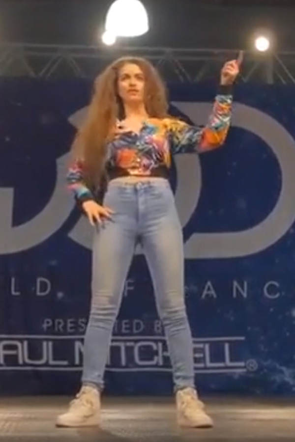 Dieses Mädchen tanzt wie eine Barbie!