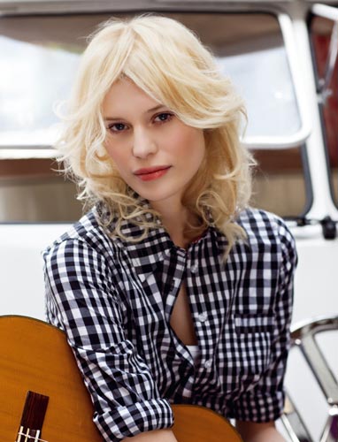 Blonde, mittellange Haare