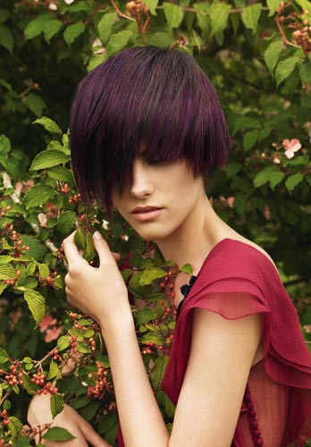 Kurzhaarschnitt mit violetten Highlights
