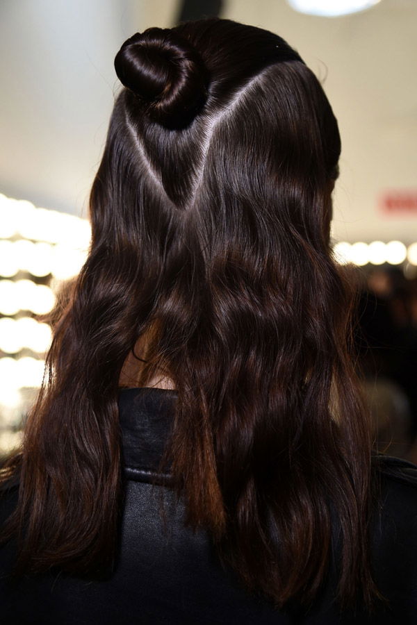 Half Bun mit V-Scheitel
