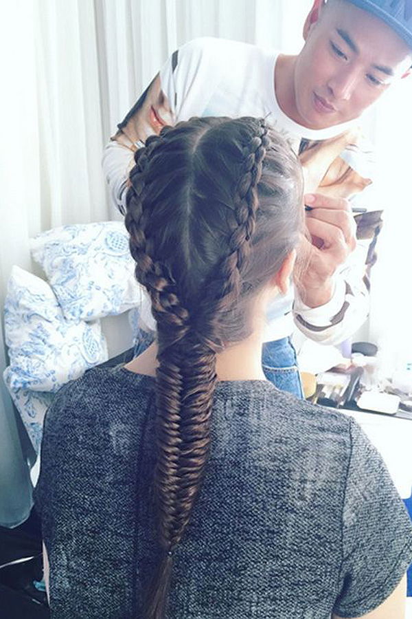 Hailee Steinfeld mit Fischgrätenzopf