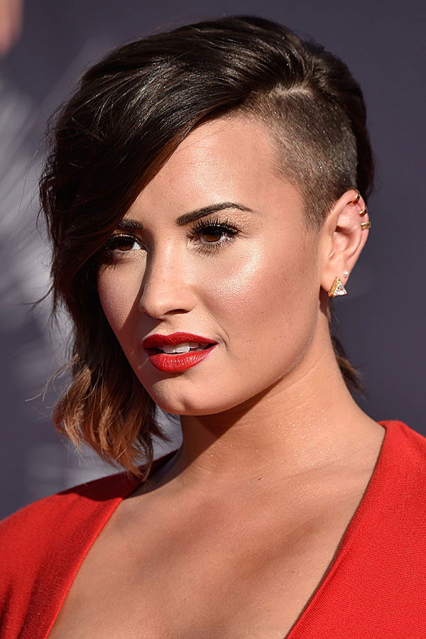 Demi Lovato mit kurzen Haaren und Sidecut
