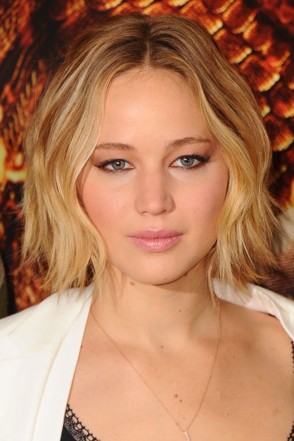 Jennifer Lawrence mit mittellanger Übergangsfrisur