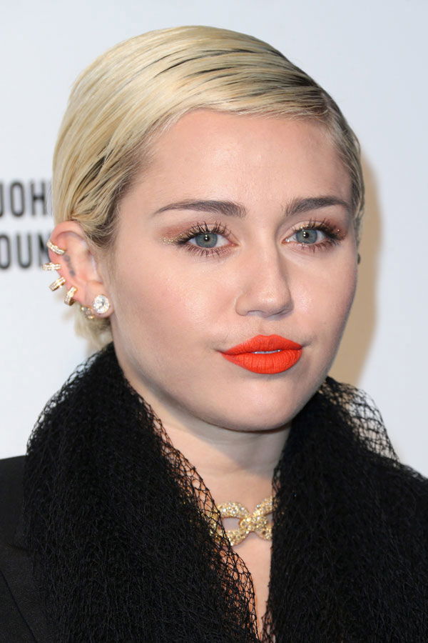Miley Cyrus mit Übergangsfrisur