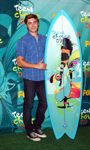Zac Efron lässig gekleidet