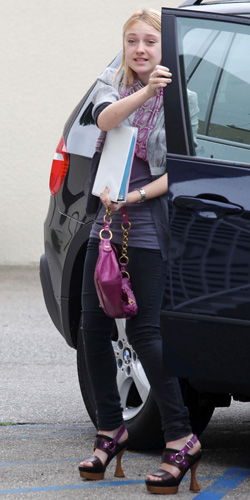 Dakota Fanning mit lila High Heels