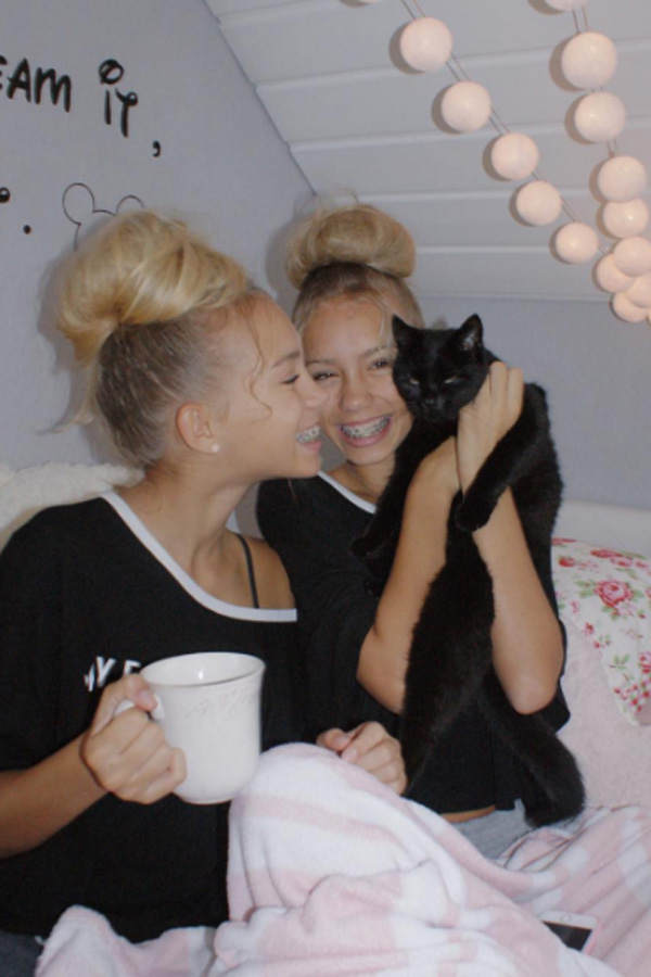 Lisa und Lena: ihre Katze Shanty