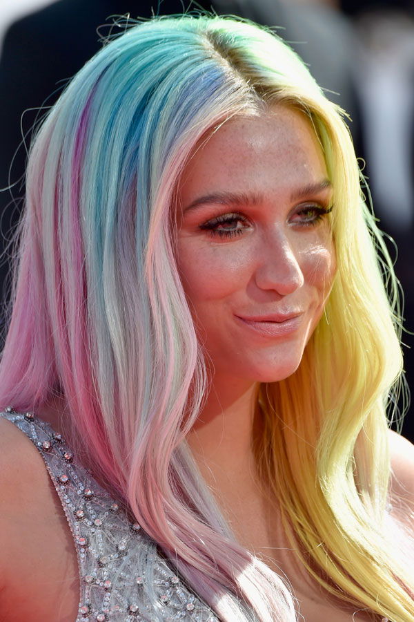 Kesha mit Color Block Hair