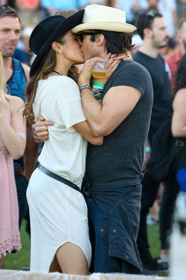 Nikki Reed & Ian Somerhalder beim Küssen