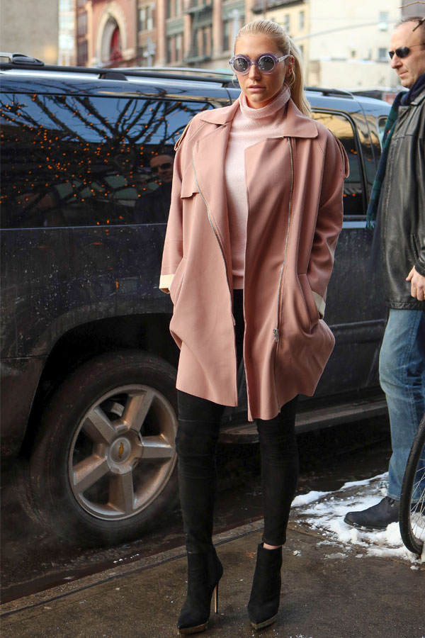 Kesha: Outfit in Rosa nachkaufen