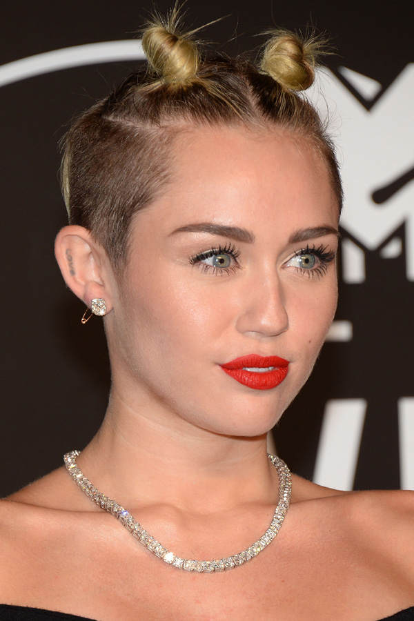 Miley Cyrus mit Knoten im Haar