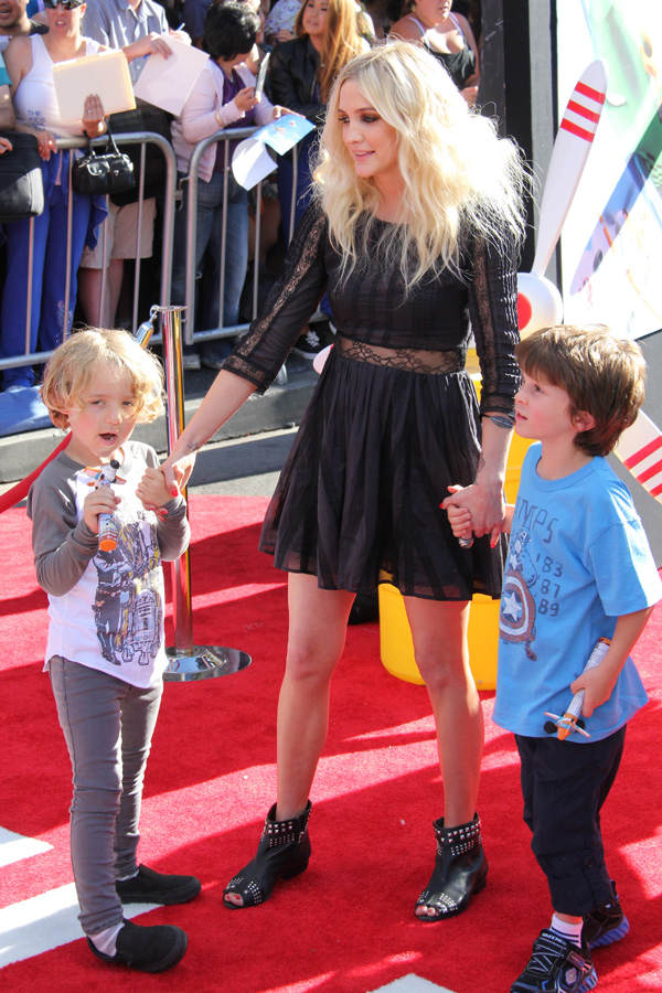 Wie heißt der Sohn von Ashlee Simpson?