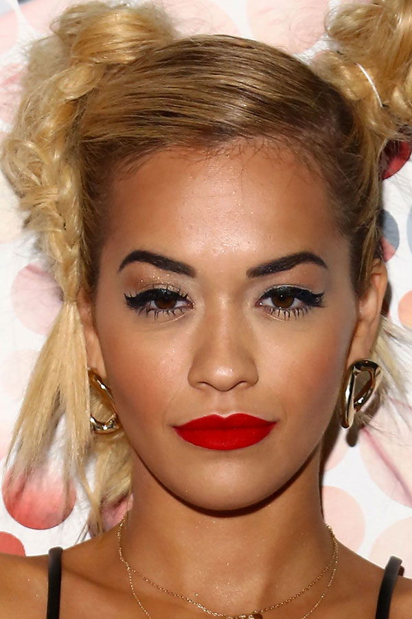 Rita Ora mit rotem Lippenstift