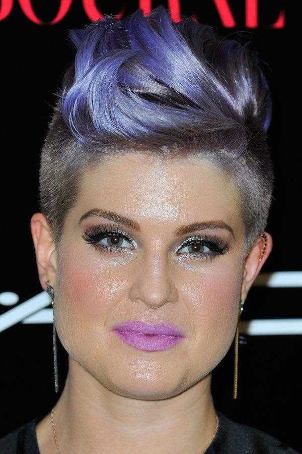 Kelly Osbourne Make-up in Lila und Pink