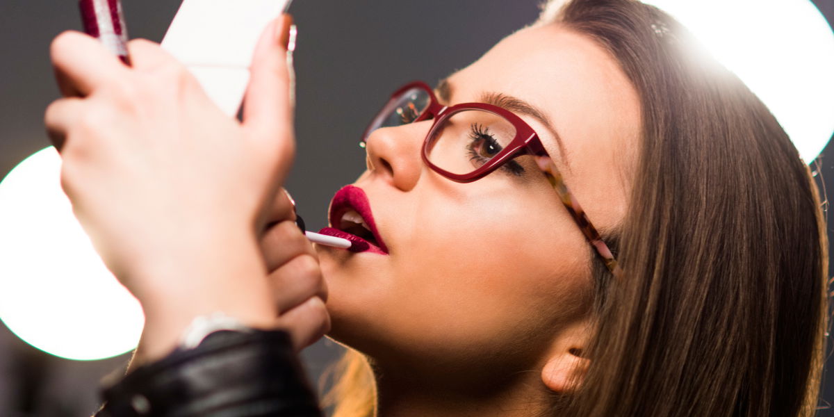Brillen-Make-up für kurzsichtige Mädchen