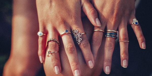 Ring am kleinen Finger: Deswegen solltest du einen haben!