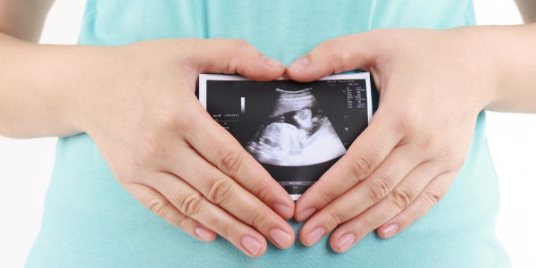 Krass: Mädchen täuscht Schwangerschaft vor