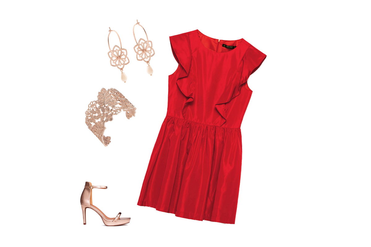 Rotes Kleid mit Rüschen und roségoldener Schmuck
