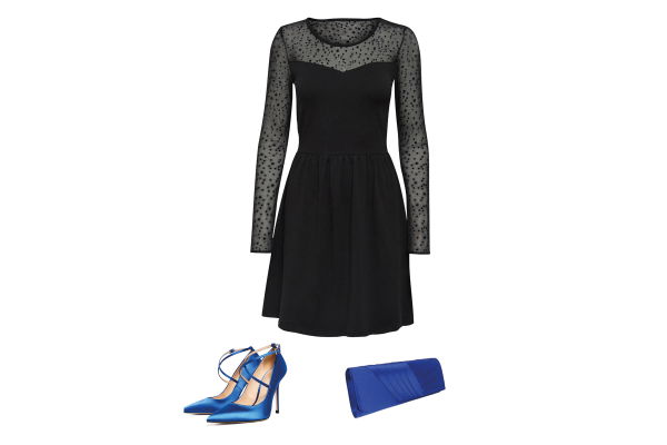 Schwarzes Kleid zu blauen Schuhen