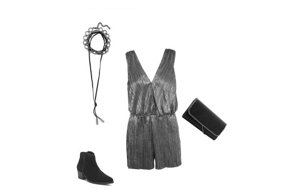 Glänzend: silberner Jumpsuit