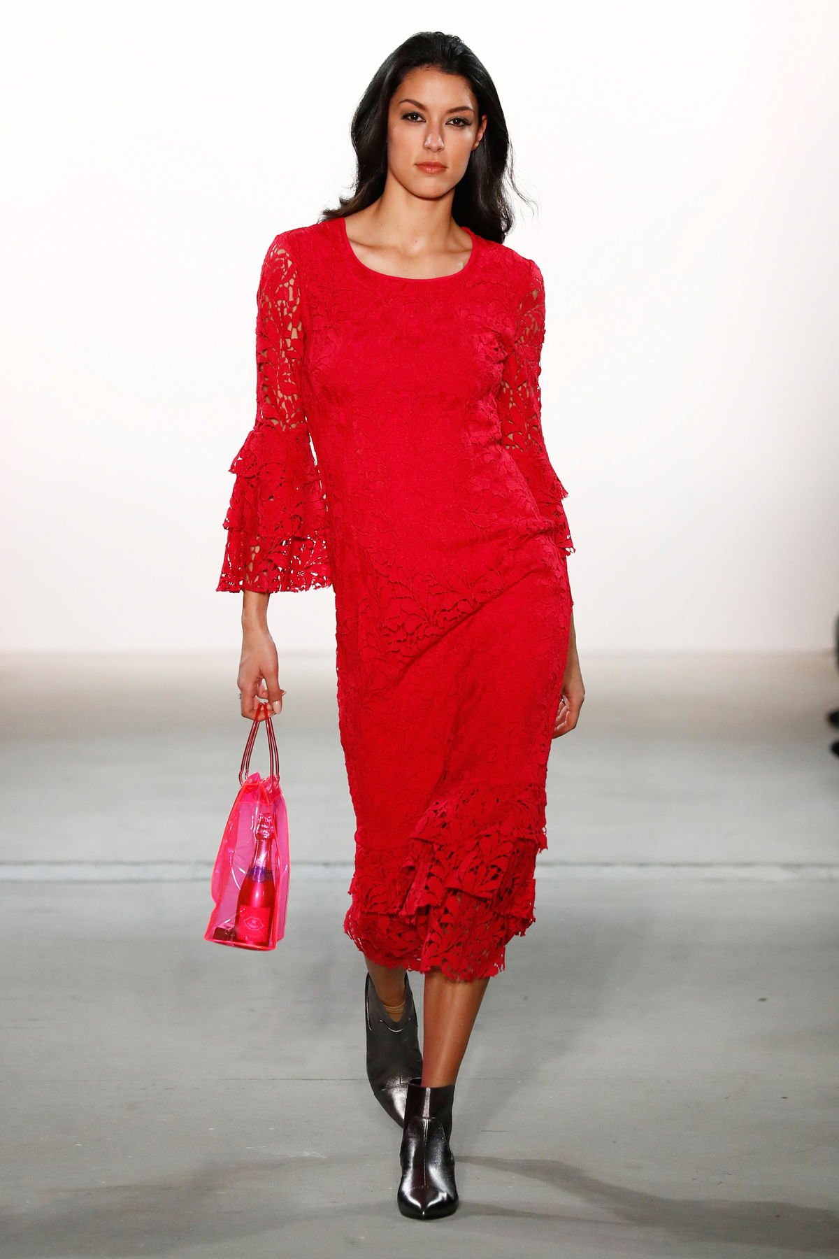 Rebecca Mir auf dem Laufsteg bei der Fashion Week in Berlin