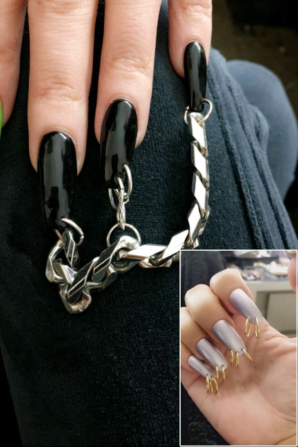 Kim Kardashian: Nagel-Piercing + Silberkette
