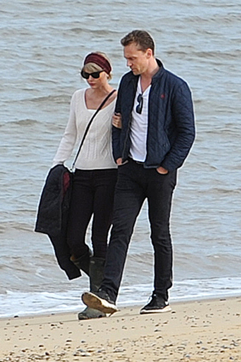 Taylor-Swift-und-Tom-Hiddleston-am-Strand-inline