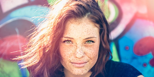 Neuer Beauty-Trend: Tätowierte Astro-Sommersprossen 
