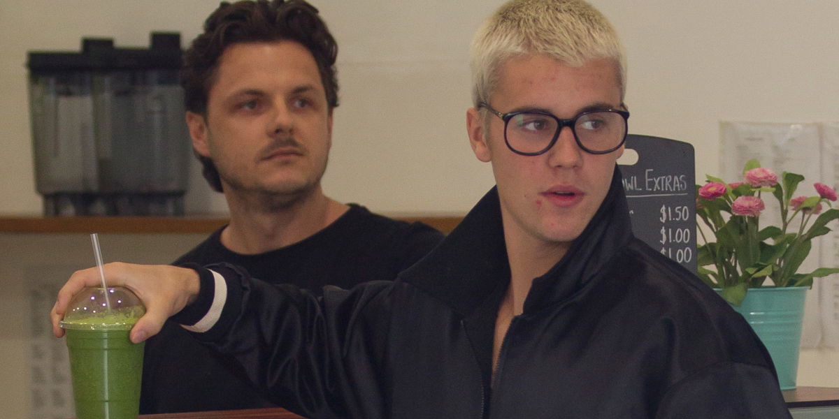 Fans schauen Justin Bieber beim Essen zu