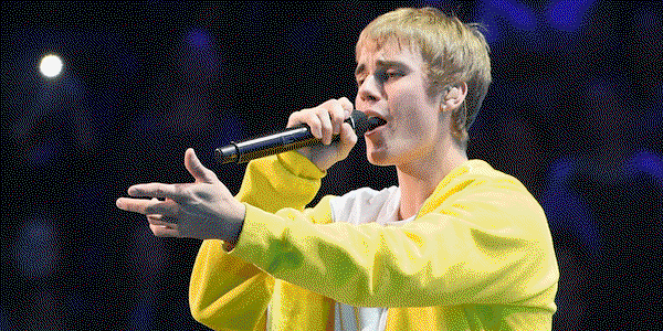 Justin Bieber beleidigt einen Fan, der ein Geschenk auf Bühne schmeißt 