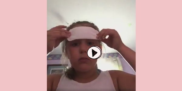 Mädchen schminkt sich bei Make-up-Tutorial mit Binde