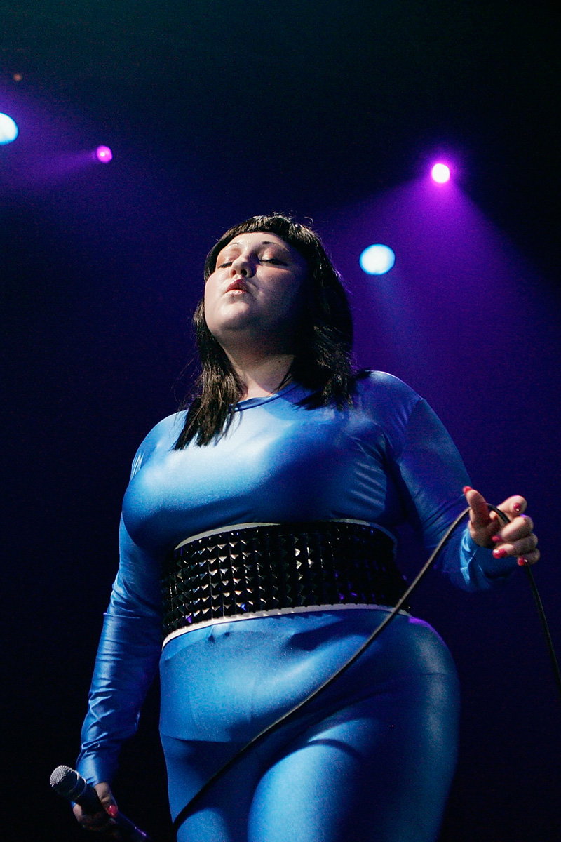 Beth Ditto im Ganzkörperanzug