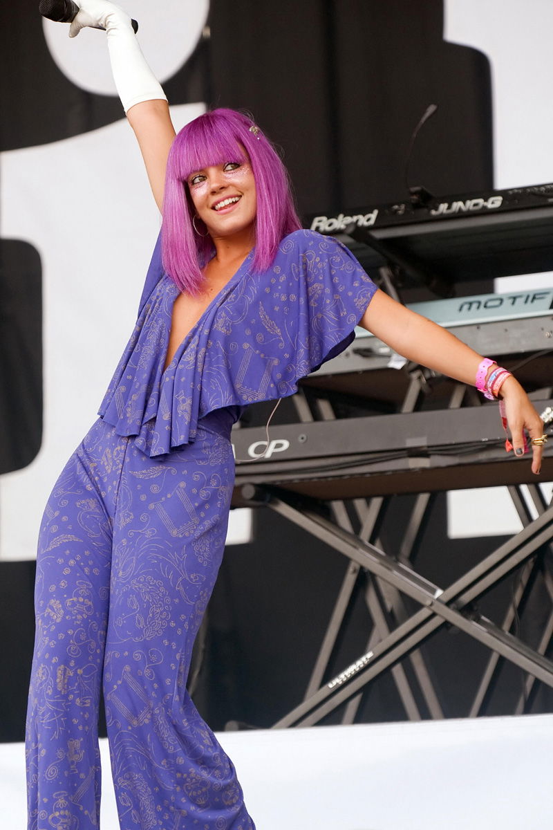 Lily Allen im lila Overall