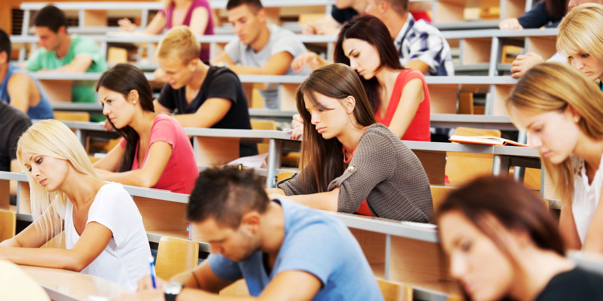 Riesen Fail bei der Uni Regensburg: Statt 150 Erstsemestern werden aus Versehen 700 zugelassen