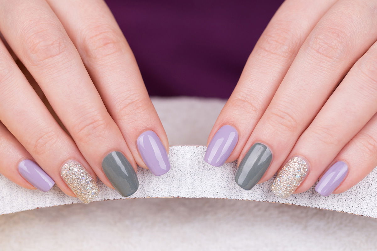 Glitzer-Nagellack richtig auftragen