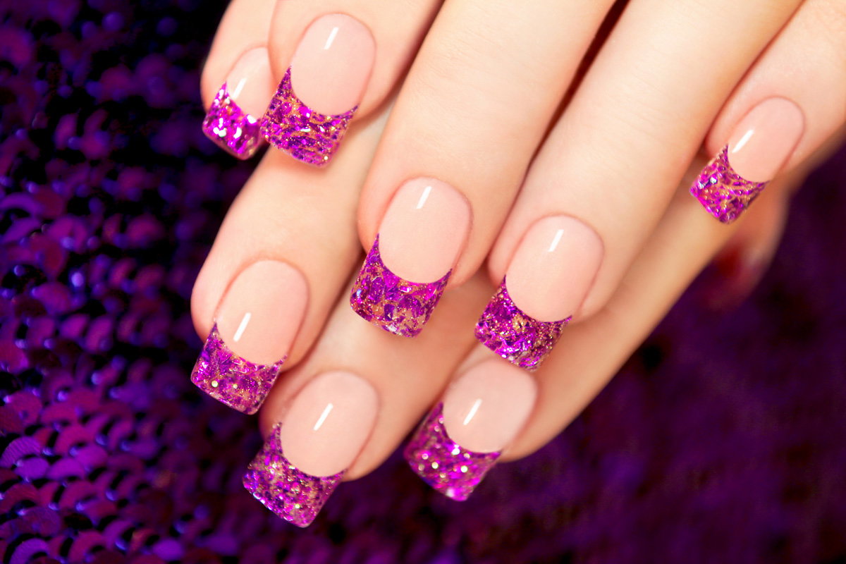French-Nails-mit-lila-Glitzer-inline
