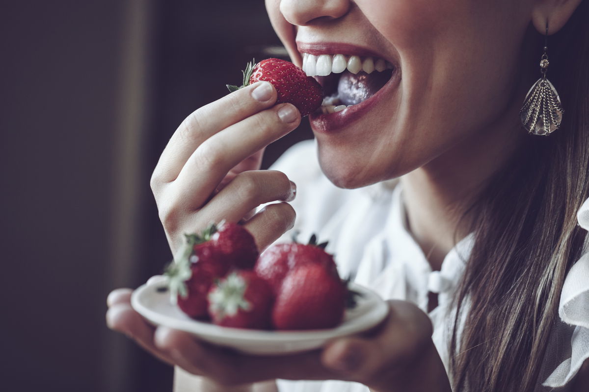 Hellen Erdbeeren die Zähne auf?