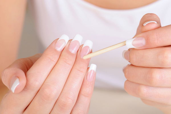 Nagelhaut entfernen