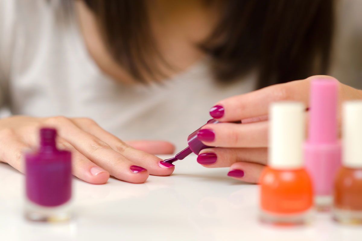 Nagellack sorgfältig auftragen