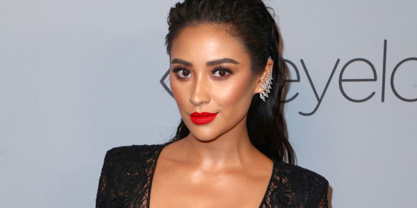 Shay Mitchell rennt in L.A. nackt durch die Straßen