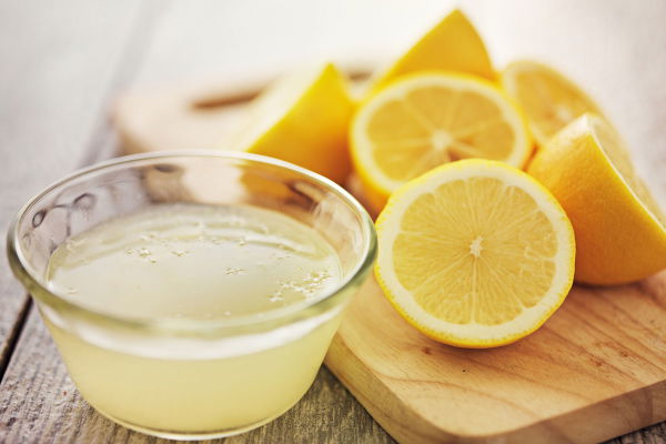 Zitronensaft für schöne Nägel