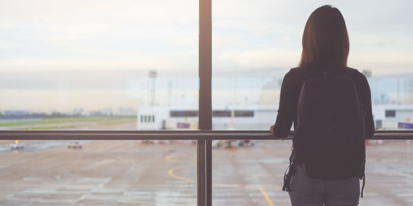 Junge Frau darf nicht fliegen, weil sie ihre Periode hat