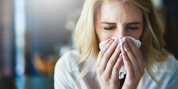 Niesen unterdrücken: So gefährlich ist es